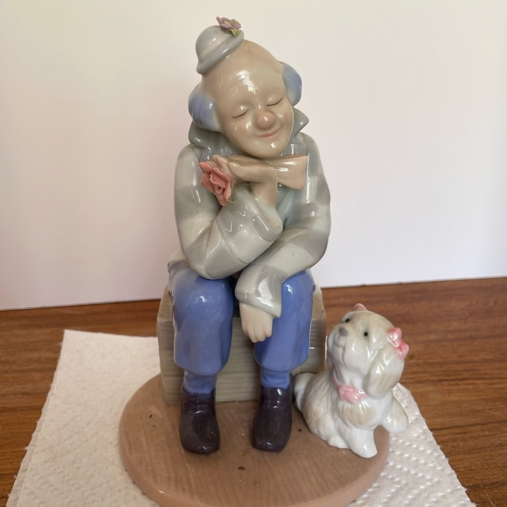2002 Design brand porcelain Clown sitting with flower and dog